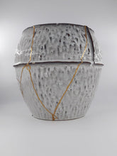 Carica l&#39;immagine nel visualizzatore di Gallery, Vaso Kintsugi White
