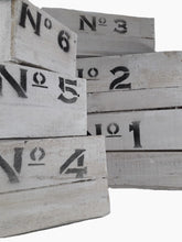 Carica l&#39;immagine nel visualizzatore di Gallery, Cassetta con numero in legno
